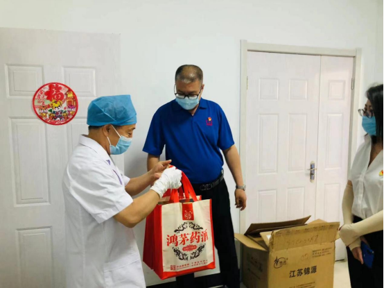 向奮斗者致敬！鴻茅藥業(yè)走訪慰問市勞模代表